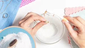 Czyszczenie złota domowym sposobem nie należy do najtrudniejszych czynności.