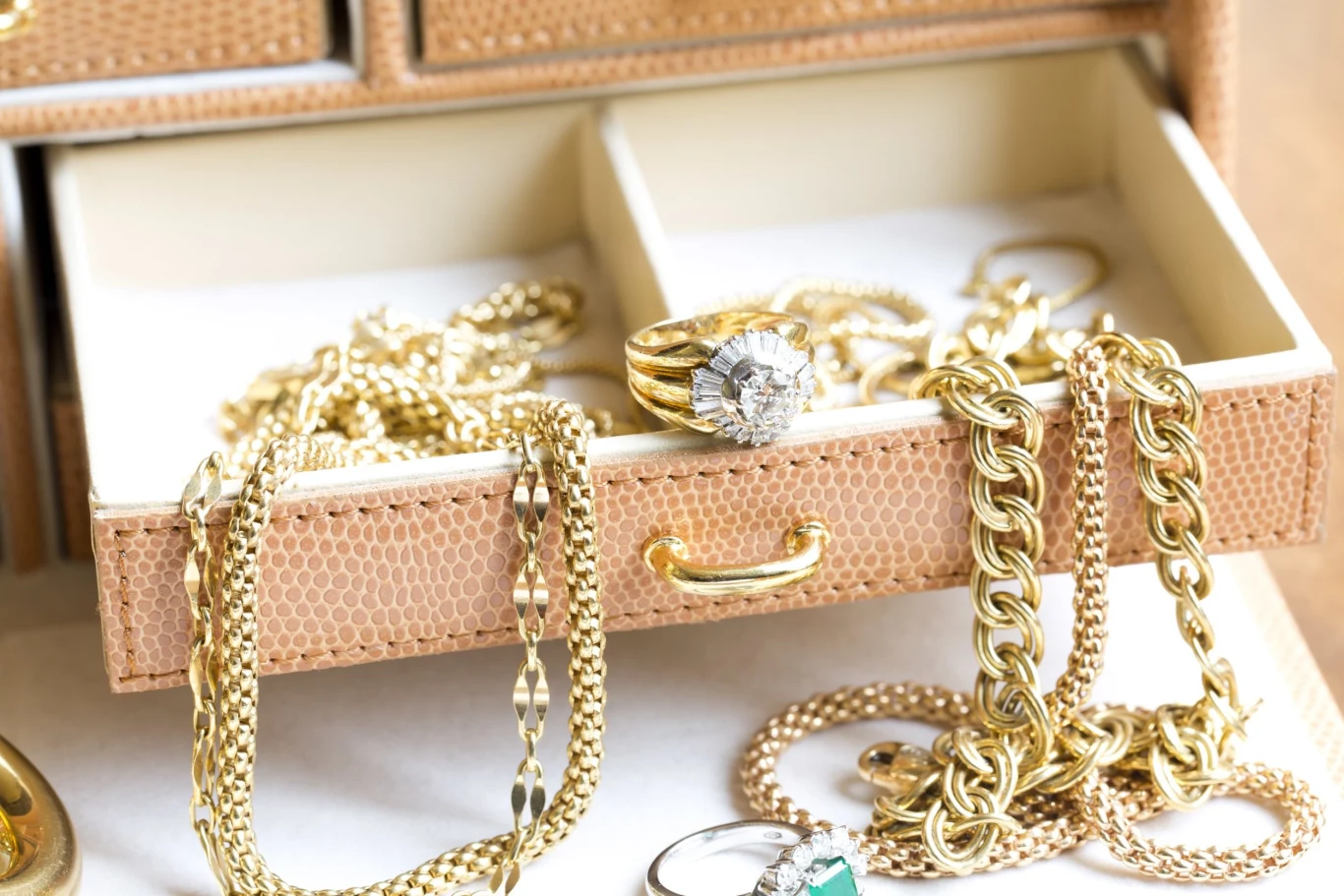 Najlepszym sposobem dbania o złotą biżuterię jest systematyczne jej oczyszczanie