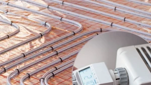 Ogrzewanie podłogowe to dobre rozwiązanie zarówno do domów parterowych, jak i piętrowych. Fot.