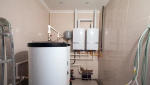 Kotły elektryczne są doskonałą alternatywą dla innego rodzaju urządzeń centralnego ogrzewania, takich jak kotły gazowe, kotły węglowe czy kotły olejowe.