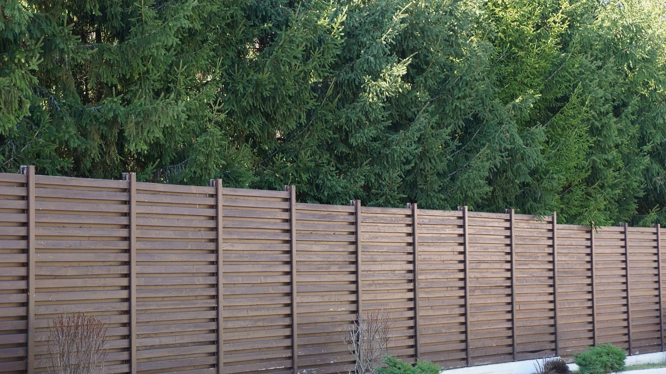 Konstrukcja umożliwia zamontowanie paneli na równym, ale także pochyłym terenie