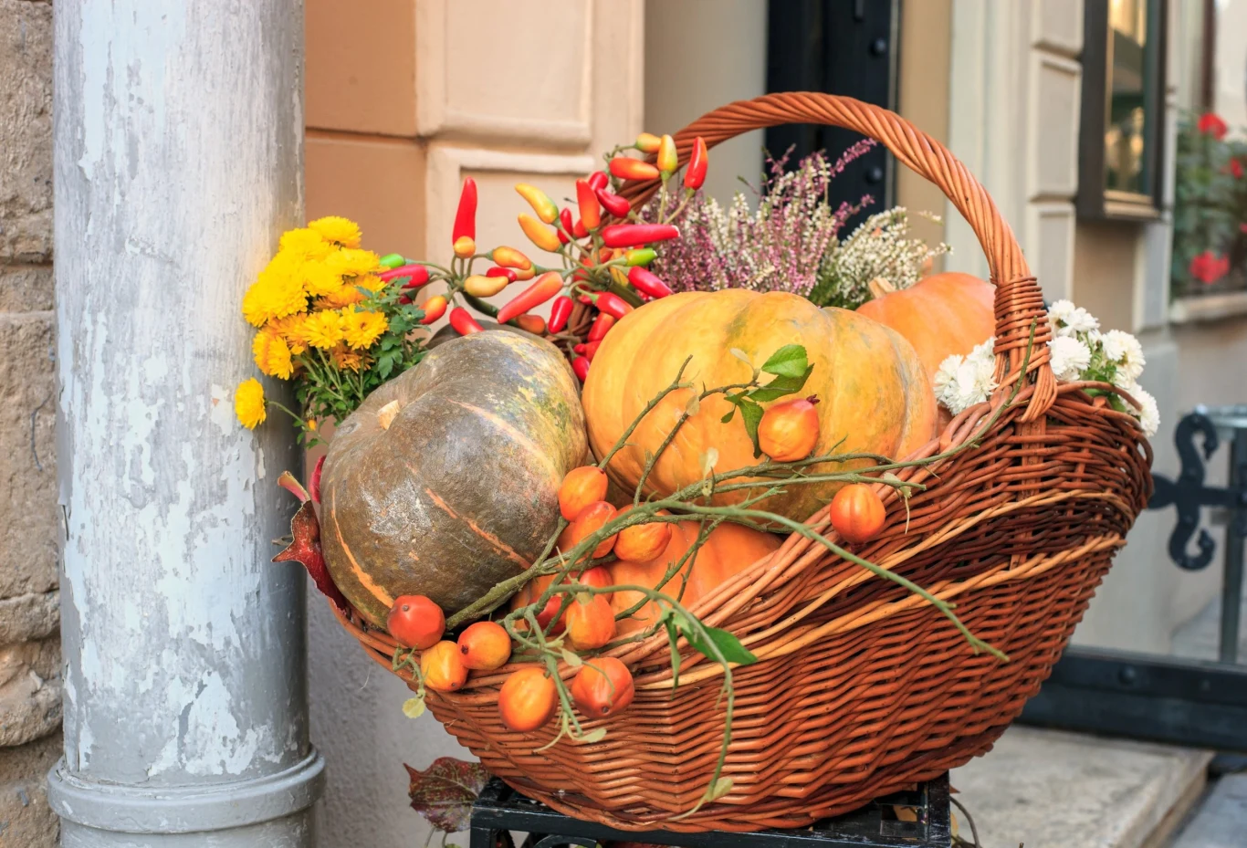 Pomysły na jesienne dekoracje balkonu i tarasu z dynią w roli głównej