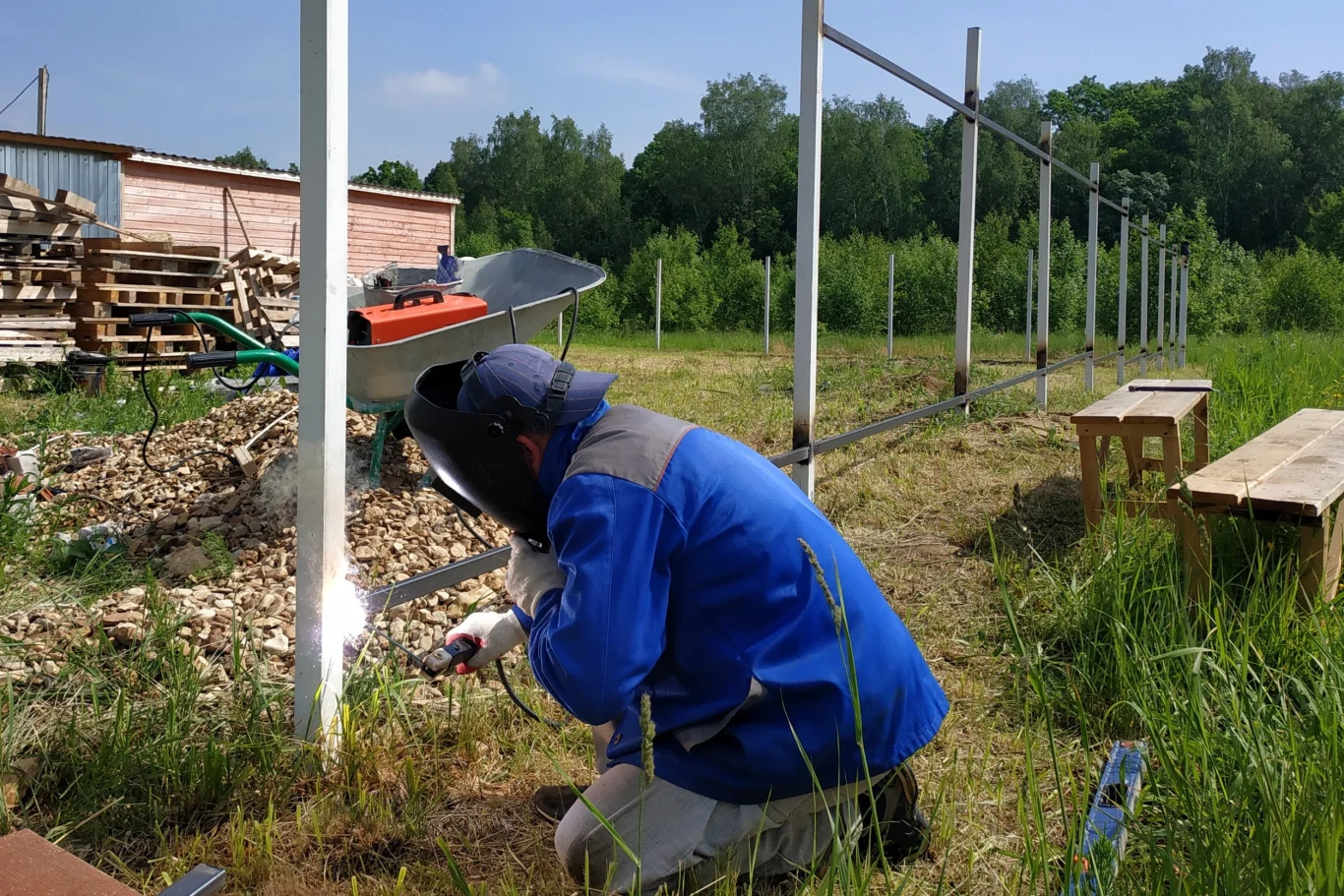 Budowa solidnego ogrodzenia to wieloetapowa inwestycja