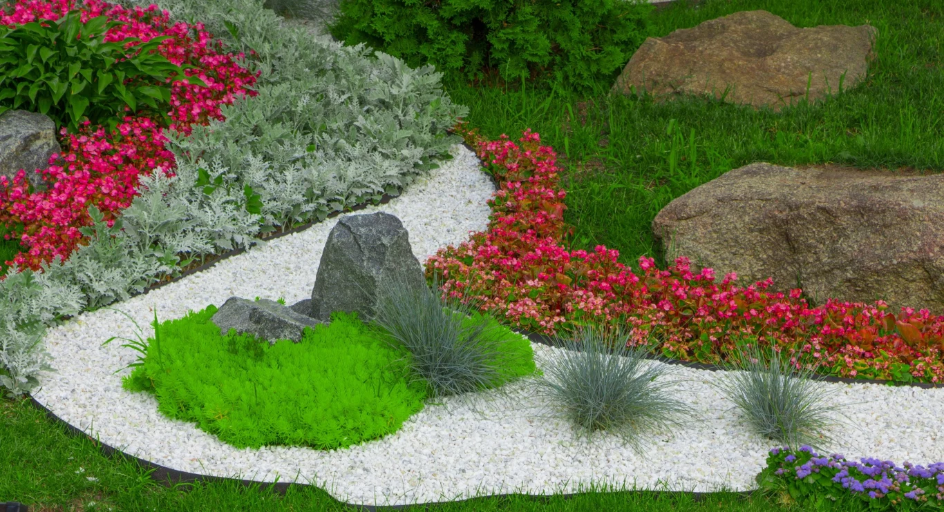 Kamienie w dużych rozmiarach mogą stanowić dekorację ogrodu samą w sobie