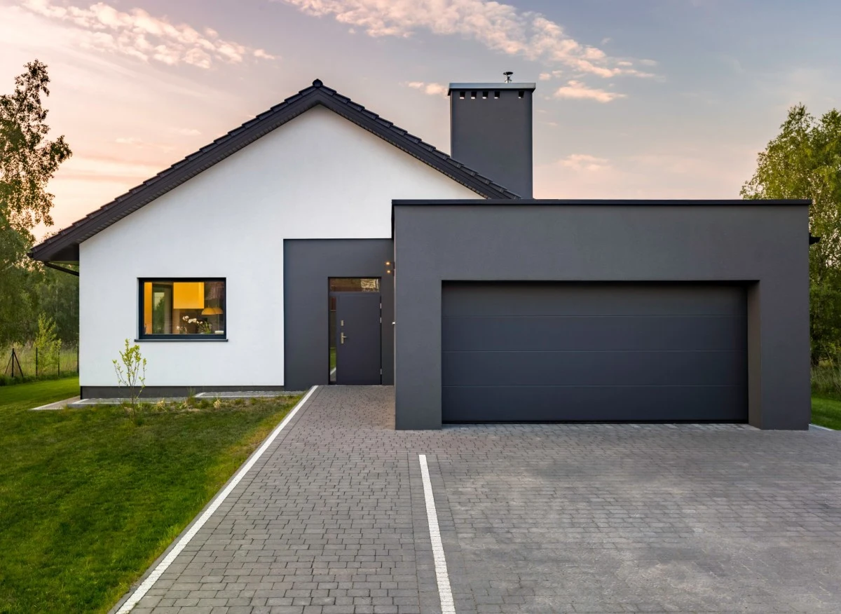 Żwirowy podjazd do domu to jedna z najpopularniejszych i najtańszych opcji, na jakie można się zdecydować, wybierając podjazd do domu