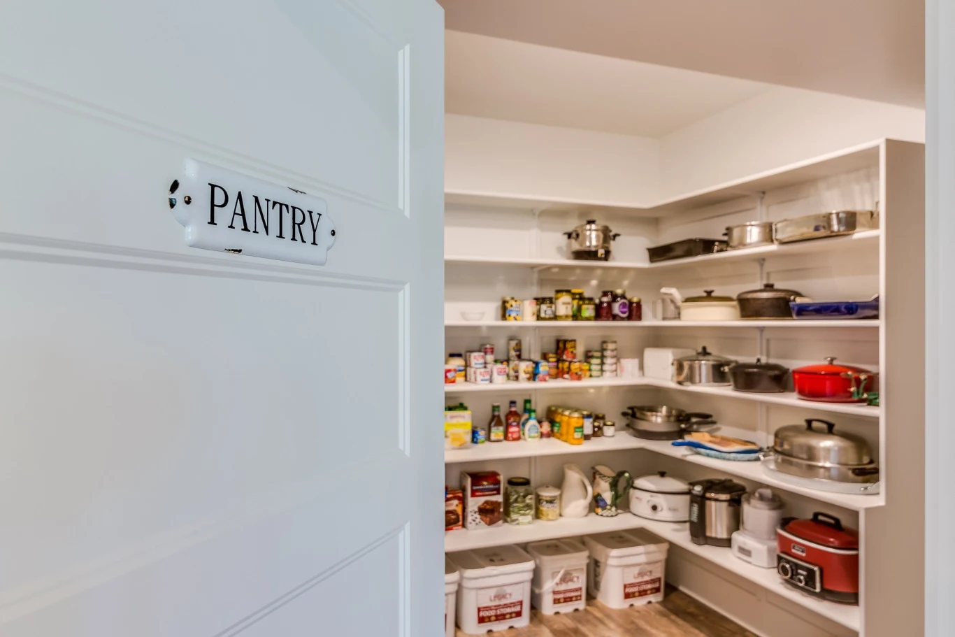 W odpowiednio urządzonej spiżarni można zmieścić sporo rzeczy