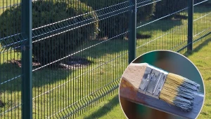 Metalowa siatka stanowi jeden z najczęściej wybieranych rodzajów ogrodzenia, ponieważ jest stosunkowo tania i wytrzymała. Żeby jednak wyglądała efektownie i właściwie spełniała swoje zadanie, warto odświeżać ją raz na kilka lat.