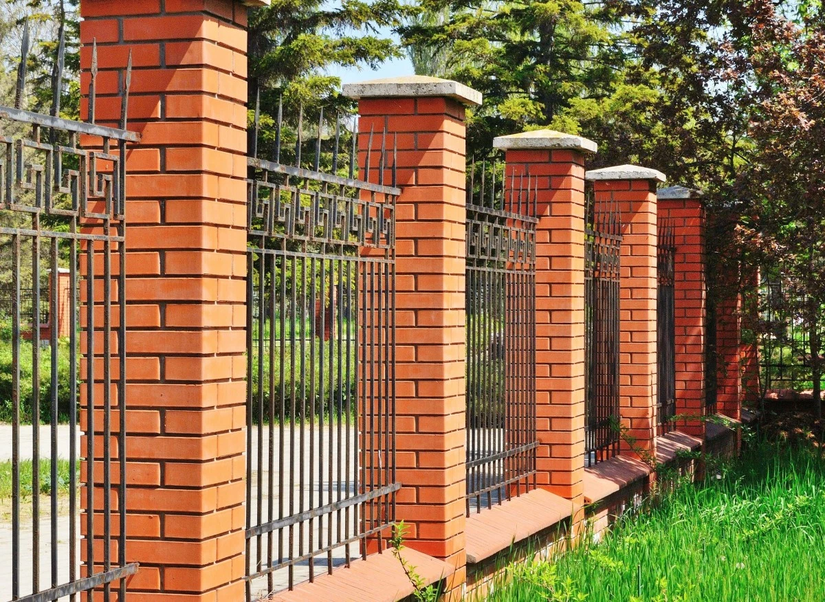 Ogrodzenie to ten element otoczenia domu, który w znaczącym stopniu wpływa nie tylko na jego wygląd