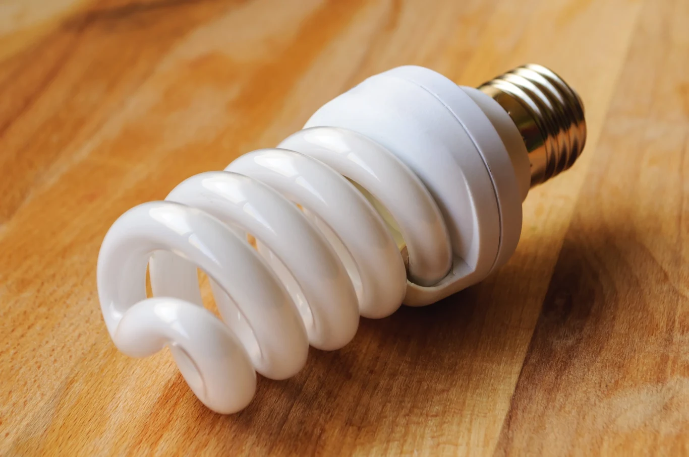 Żarówki energooszczędne zużywają o około 60-70% mniej prądu w stosunku do żarówek tradycyjnych