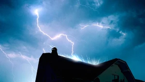 Piorunochron chroni dom w czasie burzy.