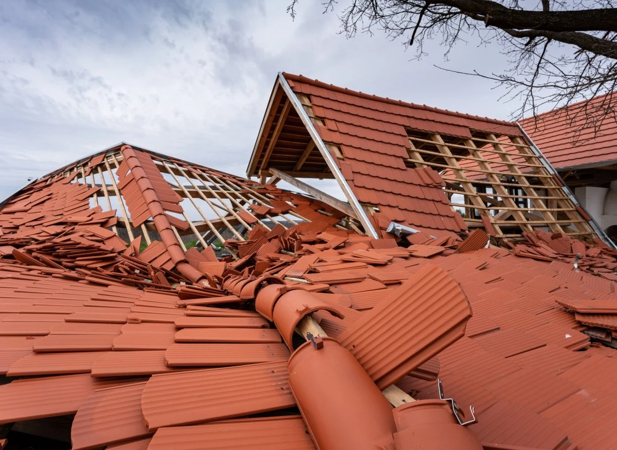Jeżeli dach nie jest dobrze zamocowany, siły ssące bez problemu oderwą go od konstrukcji