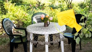 Plastikowe meble są łatwe do czyszczenia.