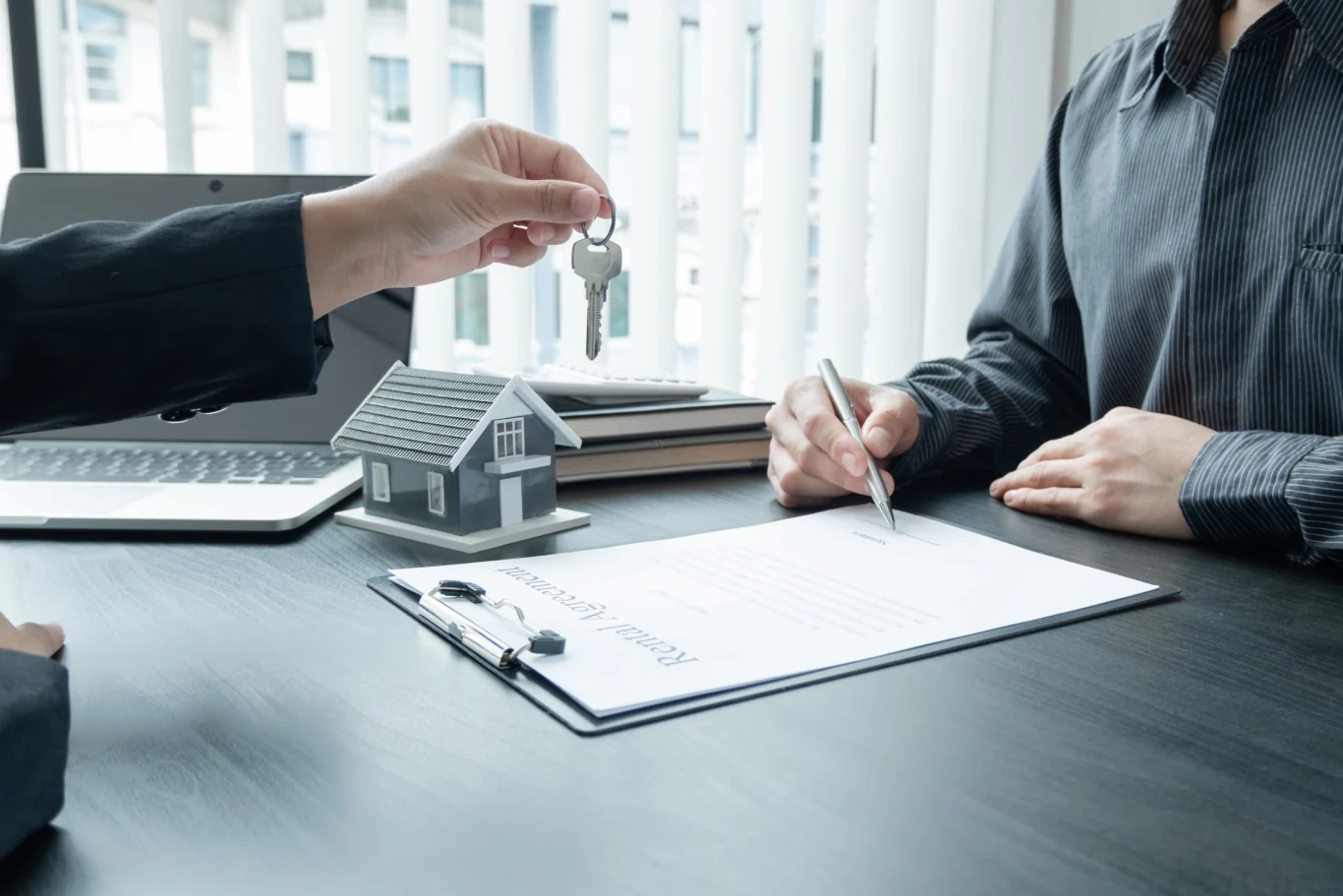 Najistotniejszą rzeczą w wynajmowaniu jest oczywiście umowa najmu mieszkania