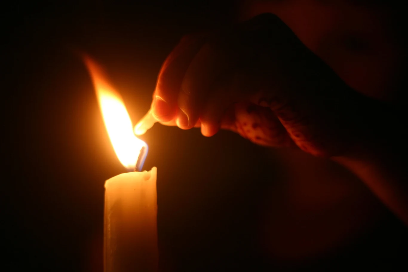 Na wypadek przed w dostawie prądu warto przygotować zapas świec
