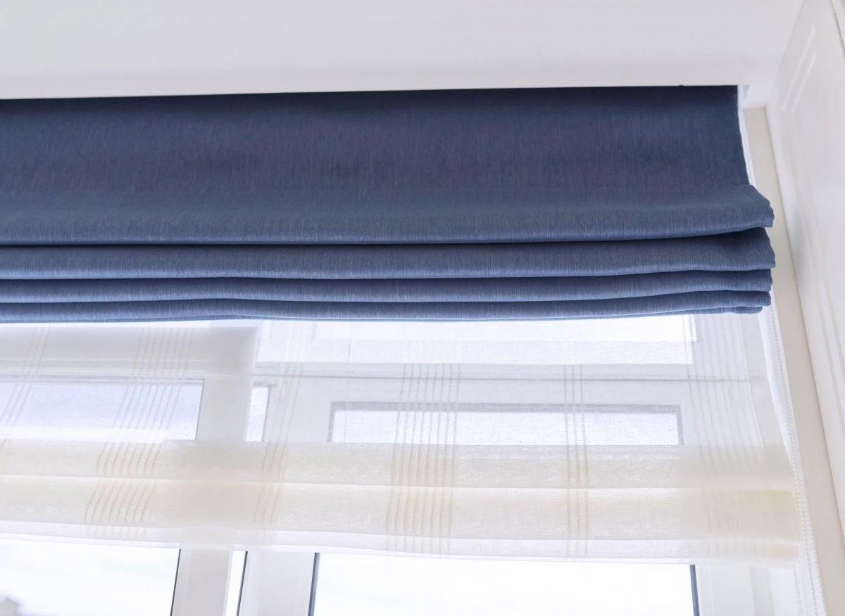 Pielęgnacja rolety rzymskiej powinna być dostosowana do materiału, z którego jest wykonana