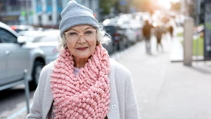 Siwe włosy i elegancki płaszcz. Duet, który zawsze wygląda stylowo
