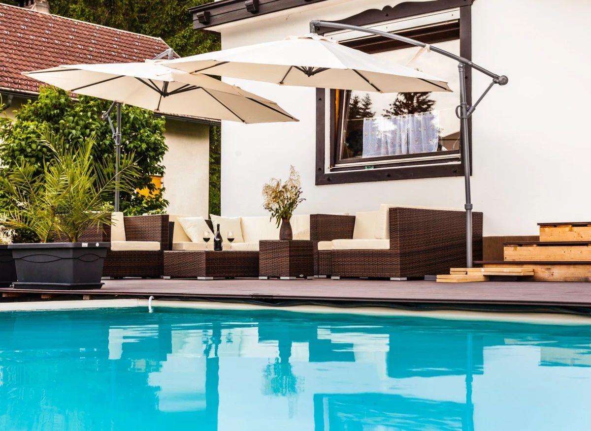 Baseny gruntowe różnią się materiałem, rodzajem wypełnienia i kształtem