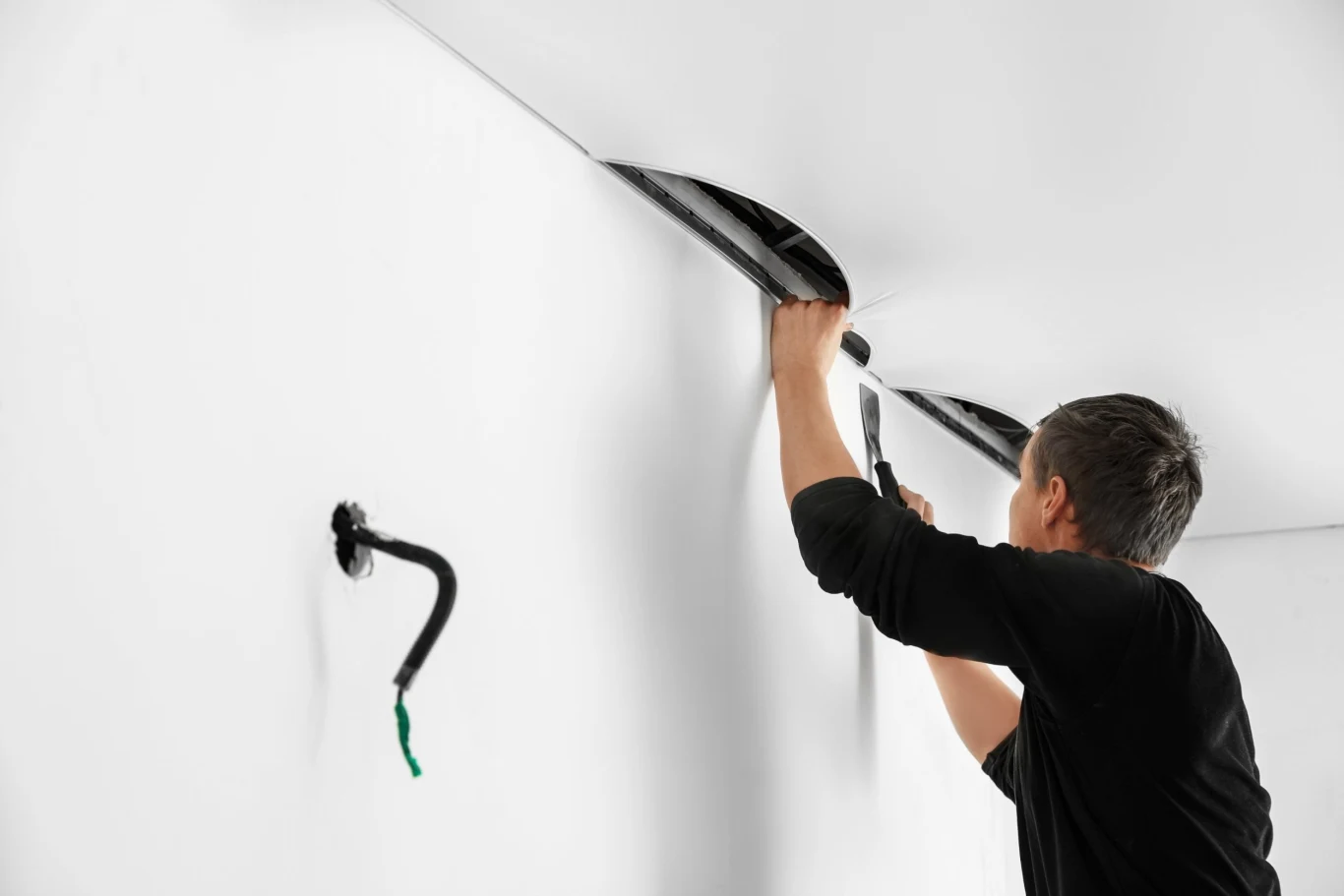 Montaż sufitu napinanego