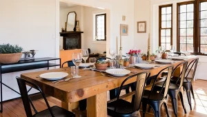 Drewniany stół do jadalni.