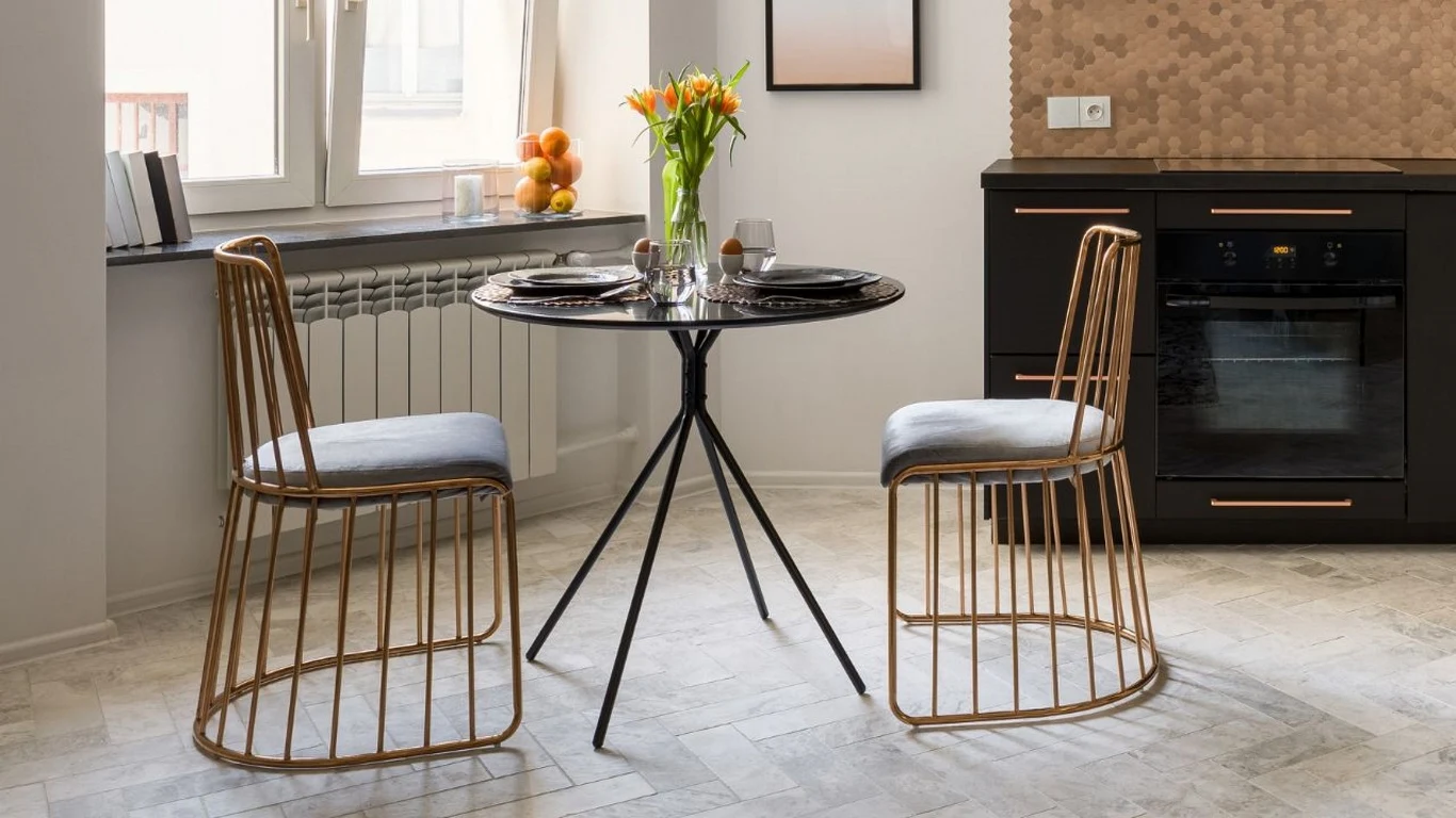 Okrągły stół w jadalni