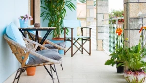 Balkon w odcieniach turkusu.