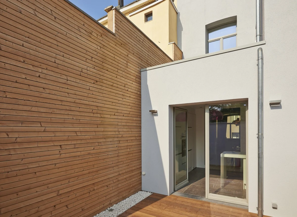 Naturalny urok drewna sprawia, że jest ono chętnie wykorzystywane na ścianach zewnętrznych domu