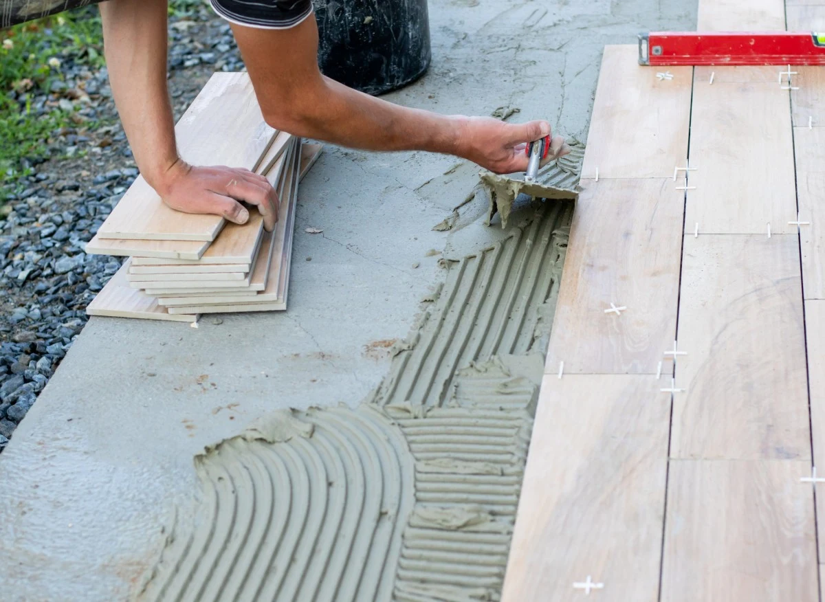 Popularne są przede wszystkim płytki gresowe, klinkierowe lub ceramiczne