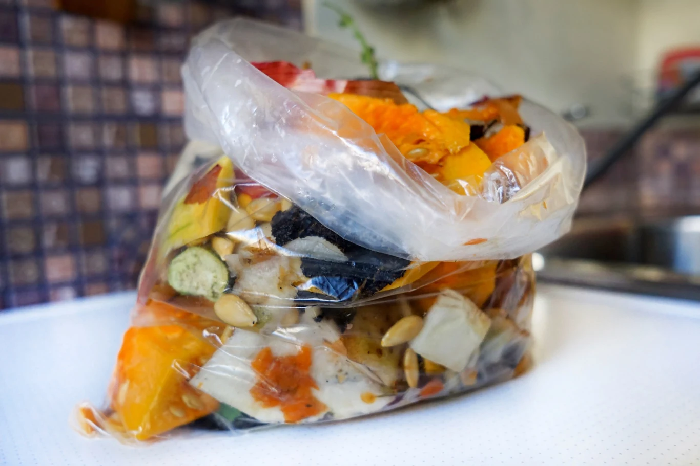 Do kompostu wrzuca się odpady pochodzenia roślinnego