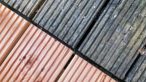 Istnieje kila metod, które pozwalają przedłużyć trwałość drewna tarasowego.