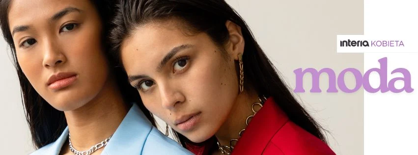 Moda, która podkreśla twój styl i osobowość Dwie młode kobiety w eleganckich garniturach patrzące poważnie w stronę obiektywu, ozdobione złotą biżuterią, na jasnym tle z napisem 'moda'.