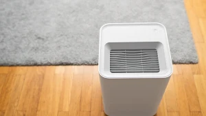 Oczyszczacz pochłania  niewidoczne gołym okiem zanieczuszczenia w powietrzu.