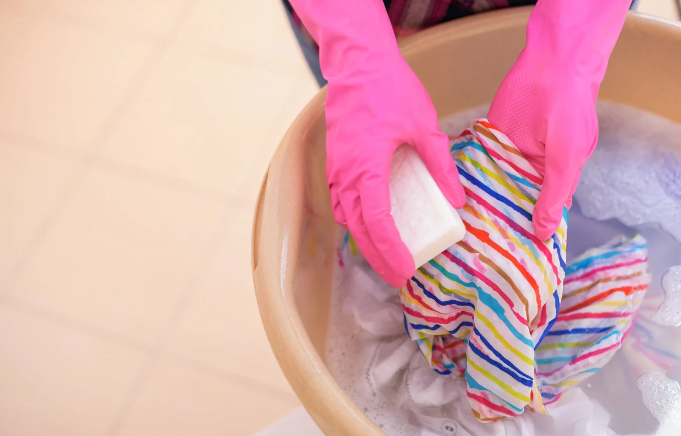 Z ubraniami zafarbowanymi na czarno poradzi sobie szare mydło