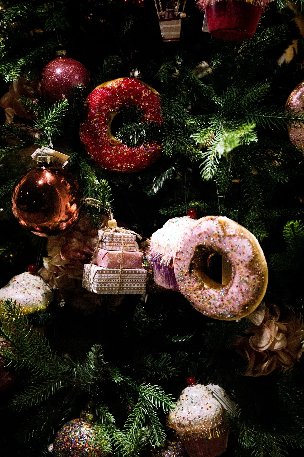 Modne ozdoby na choinkę 2021