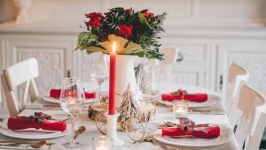 Dekoracje na wigilijny stół warto dopasować do pozostałych świątecznych ozdób w domu.