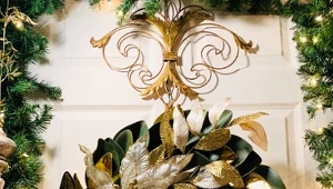 Modny wianek bożonarodzeniowy na drzwi z gwiazdą betlejemską.