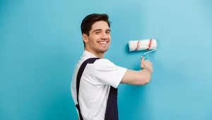 Fo. Mycie ścian jest bardzo ważnym elementem przygotowania ich do ponownego malowania