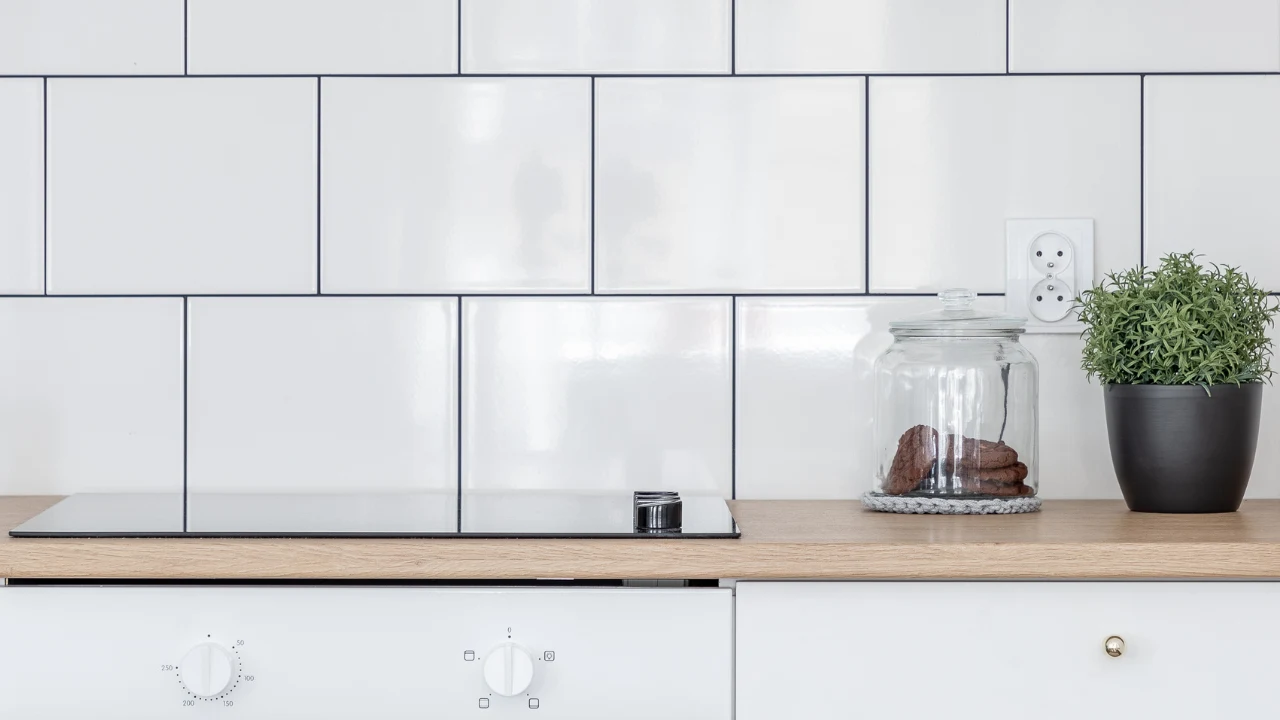 Dla przedłużenia trwałości, blat drewniany najczęściej zabezpiecza się lakierem lub bejca