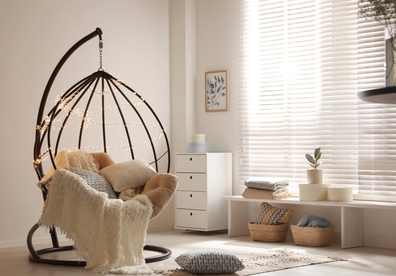 Modele na stelażu to tańsza alternatywa dla foteli podwieszanych