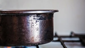 Czarny osad na garnkach - jak się go pozbyć domowymi sposobami?