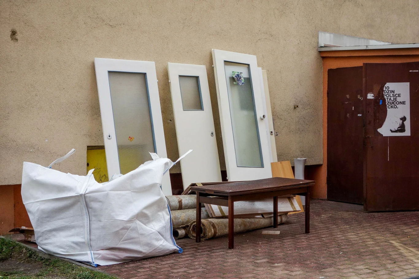 Odpady wielkogabarytowe możesz pozostawić przy pergoli śmietnikowej Fot