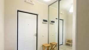 Szafa wnękowa pozwala na zaoszczędzenie miejsca w niedużym mieszkaniu.