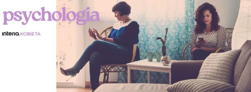 Twoja osobowość kryje w sobie więcej, niż myślisz. Sprawdź, co mówi psychologia Dwie kobiety siedzące osobno w tym samym pokoju, każda skupiona na swoim telefonie, oddzielone od siebie, w spokojnym domowym wnętrzu z rośliną i ozdobną ścianą.