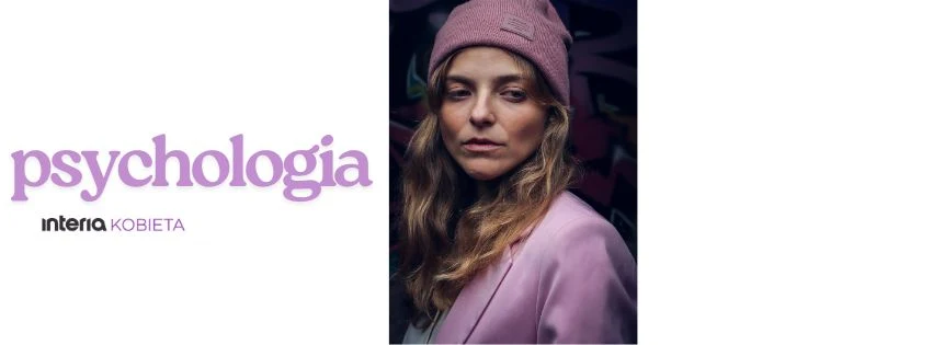 Kobieta w różowej czapce i marynarce, patrząca spokojnie w stronę obiektywu na tle ciemnym, obok widoczny napis psychologia oraz logo interia kobieta.