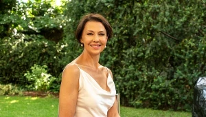 57-letnia gwiazda w hicie tej jesieni. Połącz je jak ona z lekką sukienką