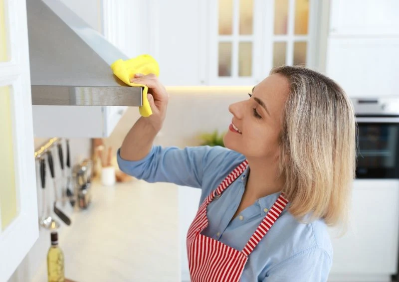 Czyść okap kuchenny regularnie, by zawsze wyglądał schludnie i nie stwarzał zagrożenia.