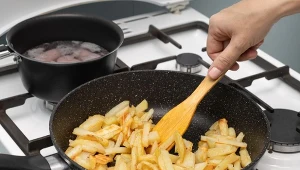 Jak pozbyć się zapachu smażenia w domu? Restauracje mają swoje sprawdzone sposoby.