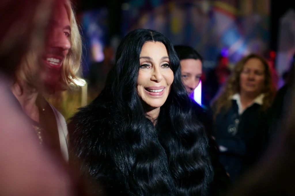 Cher jak magnes przyciąga spojrzenia i to w wieku 79 lat Cher jak magnes przyciąga spojrzenia i to w wieku 79 lat