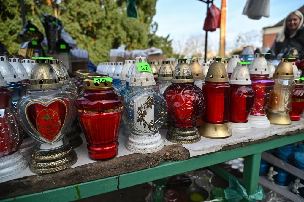 Ceny zniczy w tym roku zbliżone do ubiegłorocznych