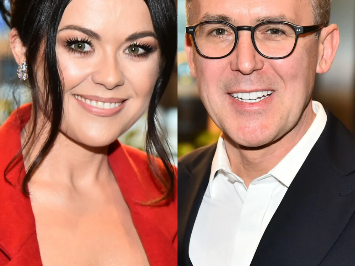 Katarzyna Cichopek, Maciej Kurzajewski Dwie osoby pozuje do zdjęć portretowych, kobieta w czerwonym stroju z upiętymi ciemnymi włosami i subtelnym makijażem oraz mężczyzna w okularach, ubrany elegancko w garnitur i białą koszulę.