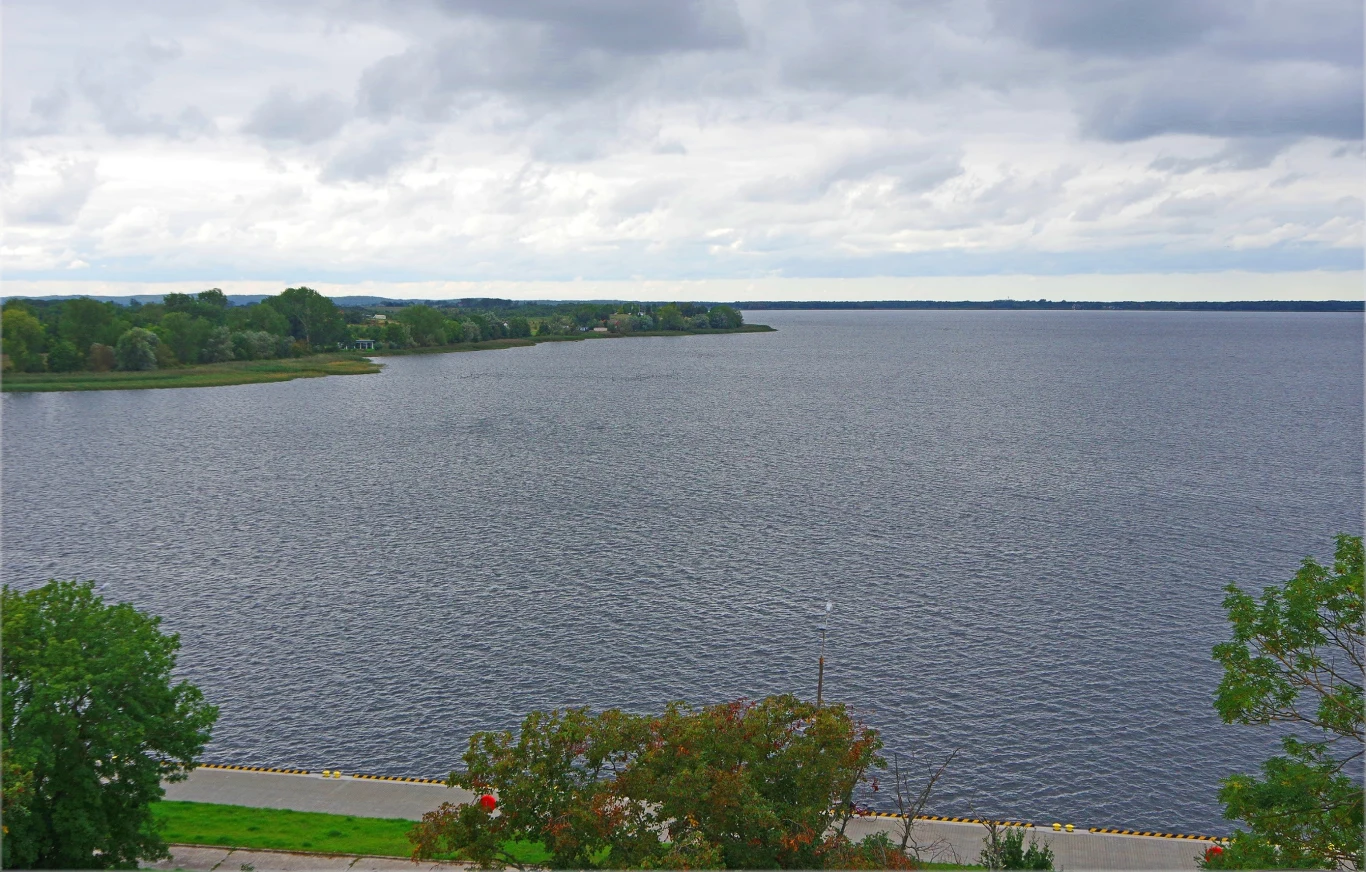 Lokalizacja nad brzegiem Zalewu Kamieńskiego dodaje uroku i tworzy przestrzeń idealną do spokojnych spacerów